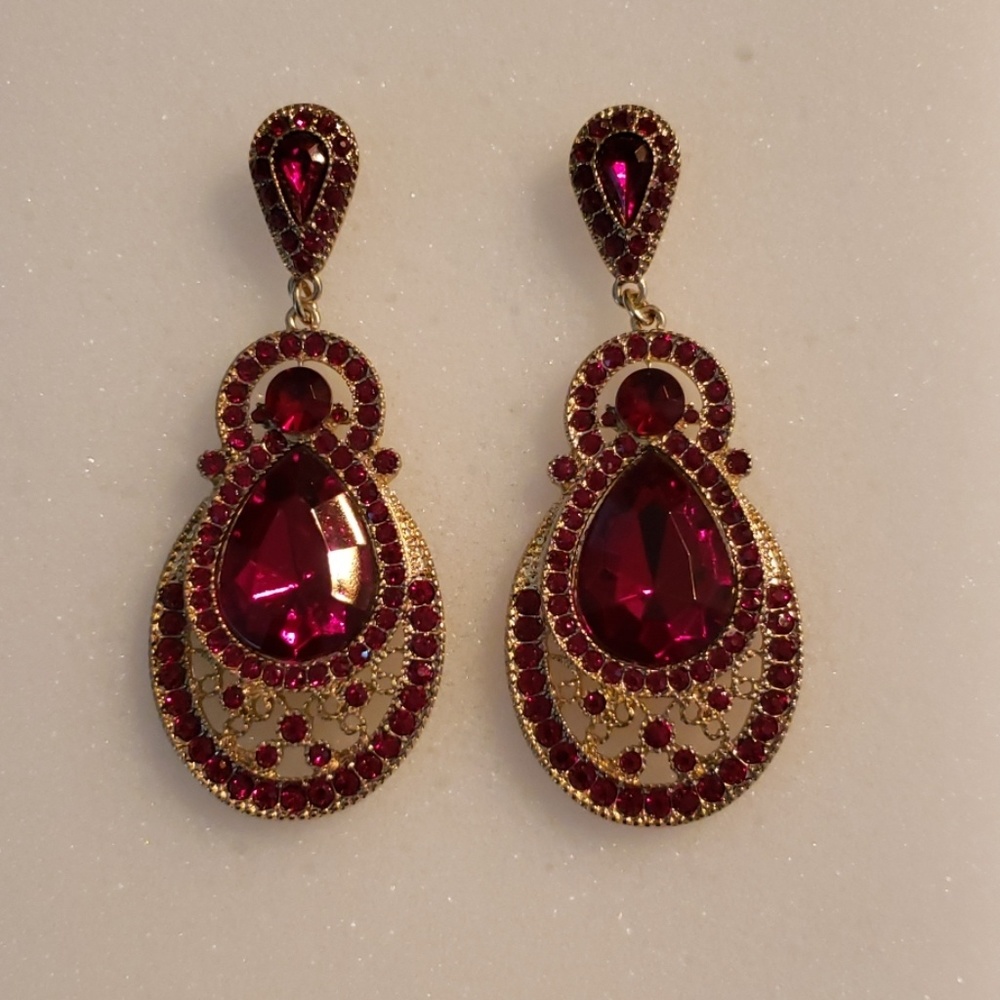 Garnet colored stone earrings NWOT